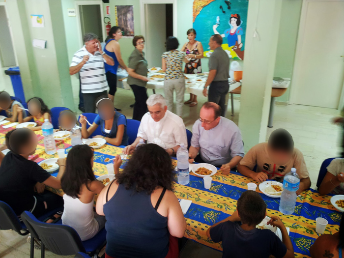 Mons. Pennisi a tavola tra le famiglie